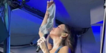 Маж од публика и фрли гаќи на Северина, таа ги си собра од сцена, ги помириса, а потоа почна да ги врти преку глава