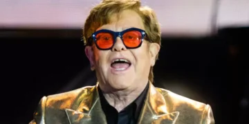 Елтон Џон бил хоспитализиран откако паднал во неговиот дом во Франција