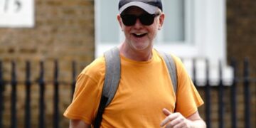 Британскиот водител Крис Еванс среде радио емисија во живо откри дека има рак на кожата