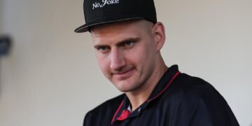 (Видео) Јокиќ со трубачи го запре сообраќајот и играше на пат, НБА ѕвездата ја славеше победата на Србија