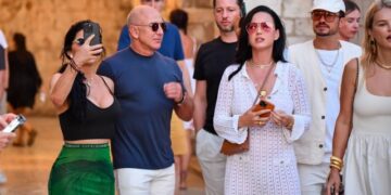 (Видео) Кети Пери ги игнорира фановите кои ја довикуваат додека се шета во Дубровник