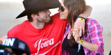 Ештон Качер и Мила Кунис ја издаваат својата куќа на плажа во Калифорнија на „Ер би ен би“