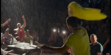 (Видео) Новак Ѓоковиќ направи хаос на концертот на Владо Геогиев: се соблече на дождот, играше па го прегрна пејачот