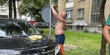 (Фото) Маж го тргна знакот на улица за да си го паркира автомобилот