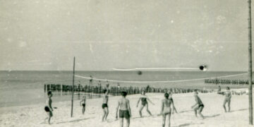 Слика од плажа од 1976 година е главна тема на социјалните мрежи, како тогаш сите биле слаби