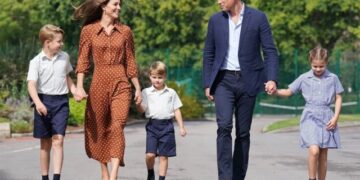 Кралската дадилка на децата мора да им се обраќа со нивното вистинско име за да покаже почит кон нив