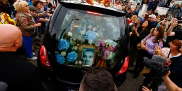 (Фото) Илјадници фанови во Ирска излегоа и за последен пат се поздравија со Шинејд О’конор