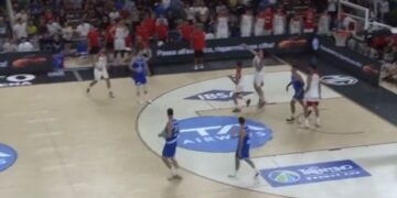 (Видео) Турчин постигна тројка од кош на кош во последната секунда