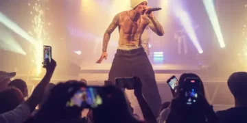 Двојникот на Џастин Бибер го имитира пејачот и пее негови песни