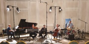 (Видео) Симон Трпчески ги загреа и разигра ладните срца на Германците со „Македонисмо“: стоечки овации и аплауз за виртуозот во Мајнц