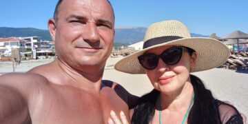 Стојанче слави годишнина од брак со Јасминка: Нема пожари, ќе си останам уште ден на море