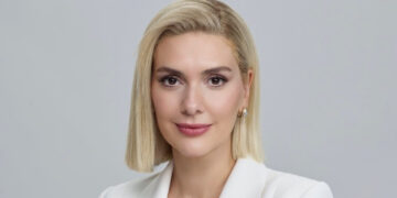 Бергузар Корел со нов имиџ за серијата „Јазол“ и се враќа на глумата