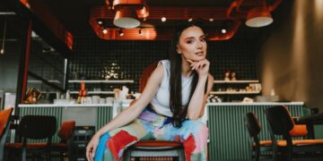 (Видео) Позитивна енергија и чувство на слобода во новиот спот и песна на Тамара Стојковска „Не е до мене“