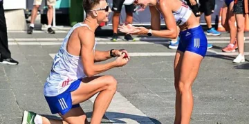 (Видео) Маратонец ја запроси девојка си на финишот од трката