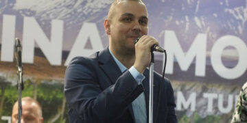 Бојан Маровиќ колабираше на сцена, пејачот е однесен во болница