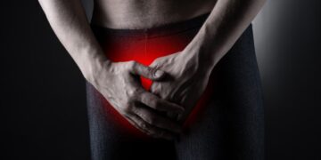 (Видео) Змија касна тинејџер за пенис додека седел на тоалетна школка