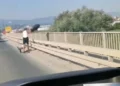 (Видео) Маж сред бел ден фрли вреќи полни со ѓубре во реката Морава