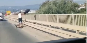 (Видео) Маж сред бел ден фрли вреќи полни со ѓубре во реката Морава