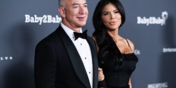 Џеф Безос и свршеницата Лорен Санчез донираа 100 милиони долари за помош на Хаваите