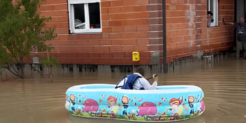 (Видео) Маж од Хрватска во детски базен веслаше до кај соседот: Браво, комшија