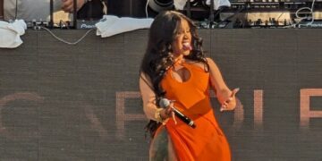 Карди Би осомничена за напад на нејзин фан, откако со микрофон удри девојка по глава