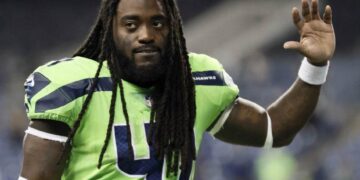 Американската НФЛ ѕвезда Алекс Колинс загина во сообраќајка