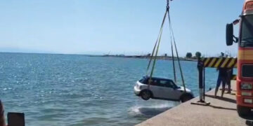 (Видео) Автомобил на Халкидики заврши во морето откако возачот заборавил да ја крене рачната