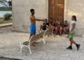 Бос и по шорц Ѓоковиќ игра тенис со деца на Корчула