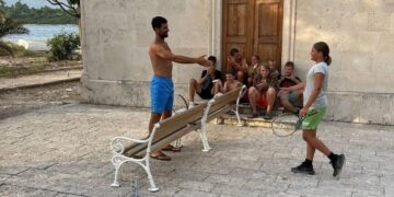 Бос и по шорц Ѓоковиќ игра тенис со деца на Корчула