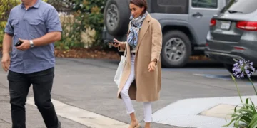 Меган Маркл се прошета во есенски стајлинг и антистрес лепенка на раката