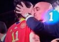 (Видео) Претседателот на Фудбалскиот сојуз на Шпанија бакна фудбалерка во уста по победата на Светско