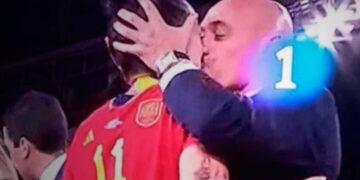 (Видео) Претседателот на Фудбалскиот сојуз на Шпанија бакна фудбалерка во уста по победата на Светско