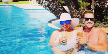 Џоан Колинс на 90 години во бикини ужива со својот 32 години помлад маж