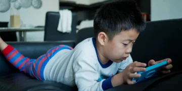 Кинезите размислуваат да им го скратат времето на децата кое го минуваат со смартфоните во рака