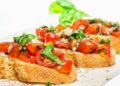 Домашни брускети со домати и кашкавал