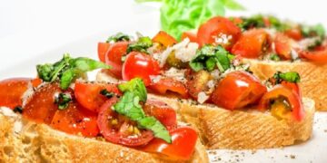 Домашни брускети со домати и кашкавал