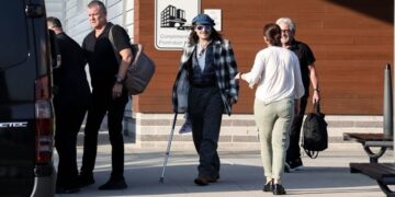 Џони Деп со бастун на проштека во Бостон, првпат  во јавноста откако беше пронајден без свет во хотелска соба