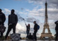 Пијани американски туристи заспале на Ајфеловата кула, ги нашле утрото