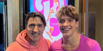 (Фото) Џастин Трудо облече розево и со синот отиде да го гледа Барби во кино