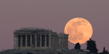 Грција вечер ќе ја слави супермесечината со аргентинско танго, џез и гратис влез во музеите