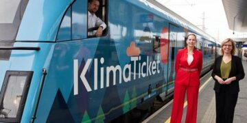 Австрија дава бесплатна карта за јавен превоз за оние кои ќе го тетовираат името на билетот