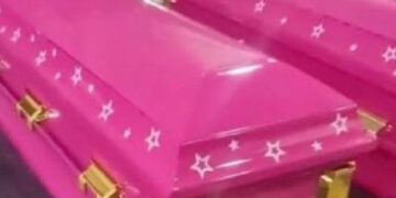 Погребалните фирми нудат ковчег „ Куќа на Барби“ со слоган „За да можеш да се одмориш како Барби“