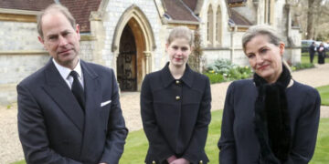 Внуката на кралица Елизабета вози половен Фолксваген и заработува 7 фунти на час