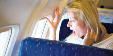 Патничка ги купила сите кикиритки во авионски лет поради страв од смрт