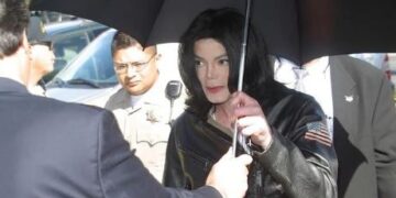 Мајкл Џексон сексуално се изживувал врз момчиња, oбновени се обвиненијата против мртвиот пејач