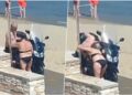 Маж и жена си го измија скутерот под туш на плажа на Јадранско море