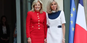 Моден дуел на првите дами: Брижит Макрон и Џил Бајден во боите на американското и француското знаме