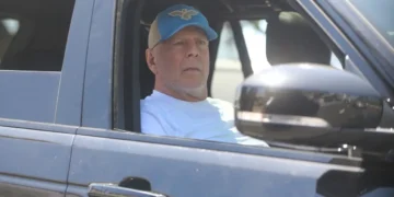 Брус Вилис ги поздрави фановите додека се возеше во џип низ Лос Анџелес