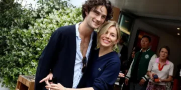 Глумицата Сиена Милер чека дете со 15 години помладиот партнер