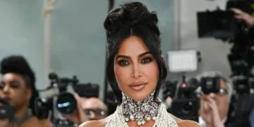 (Фото) Ким Кардашијан во златно бикини возеше велосипед по дома